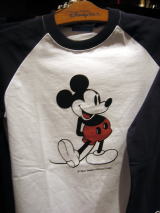 これも薄手の長袖Tシャツ